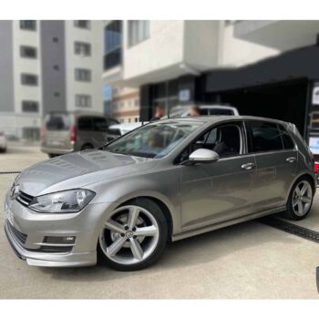 Reverse boyası, performans modifikasyonları ve VW jantlar ile Audi tarzı görünüm.