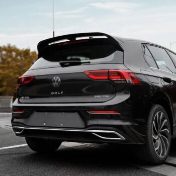 Yüksek kaliteli Volkswagen Golf arka görünüm, siyah renkli, sportif tasarım ve detaylar, otomobil modifikasyonu ve kalitesi.