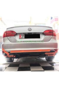 Yüksek performanslı VW Jetta arka görünümü, Müşteri isteğiyle yeniden tasarım ve modifikasyon işlemi gerçekleşiyor.