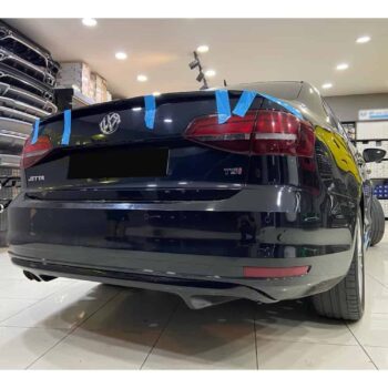 Yedek parça ve aksesuarlar ile donatılmış siyah Volkswagen Jetta arka görünüm.