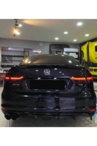 Yüksek kaliteli siyah Volkswagen Jetta araç arka görünüm, otomobil modifikasyonu ve tuning detaylarıyla.