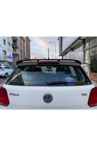 Yüksek kaliteli VW Polo TDI arka görünüm, şehir ortamında park halinde.