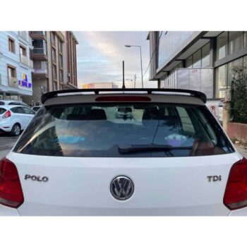 Yüksek kaliteli VW Polo TDI arka görünüm, şehir ortamında park halinde.