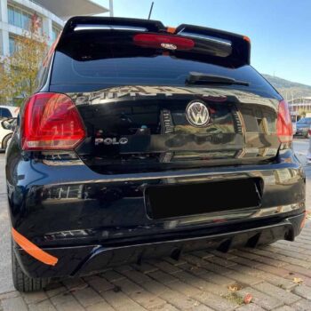 Yüksek performanslı Volkswagen Polo arka görünüm, otomobil modifikasyonu ve tuning hizmetleri.