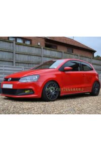 Yüksek performanslı VW Golf Cupra, kişiselleştirilmiş jant ve spor görünüm ile otomobil modifikasyonu.