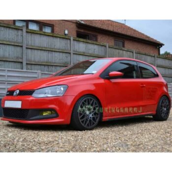 Yüksek performanslı VW Golf Cupra, kişiselleştirilmiş jant ve spor görünüm ile otomobil modifikasyonu.