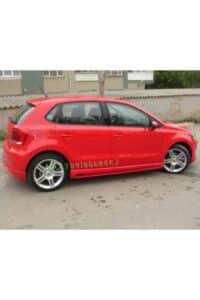 Araba tuning ve modifiye işlemleri yapılan kırmızı hatchback araç.