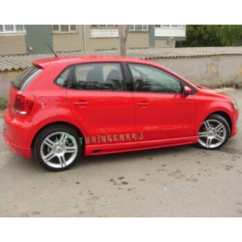 Araba tuning ve modifiye işlemleri yapılan kırmızı hatchback araç.