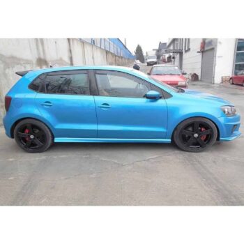Yüksek performanslı mavi hatchback otomobil, özel jantlar ve kırmızı fren kaliperleri ile optimize edilmiştir.