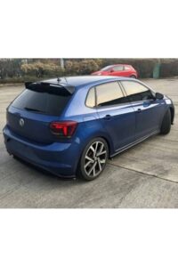 Yol: Mavi renk sportif Volkswagen araba, şehir parkında görüntülenmiş.