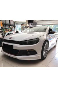 Yüksek performanslı VW Modifiye otomobil park halinde, motor ve iç tasarımlarıyla dikkat çekiyor.