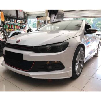 Yüksek performanslı VW Modifiye otomobil park halinde, motor ve iç tasarımlarıyla dikkat çekiyor.