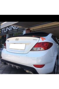 Arka planda MD Tuning Garaj yazısı bulunan beyaz Hyundai Elentra otomobil.
