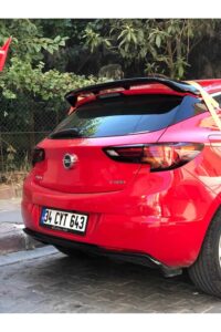 Yüksek performanslı Opel Astra J T Turbo arka görünüm, modifiye edilmiş stok yedek spoyler ve sportif tasarım detayları.