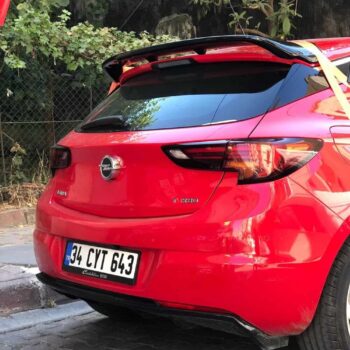 Yüksek performanslı Opel Astra J T Turbo arka görünüm, modifiye edilmiş stok yedek spoyler ve sportif tasarım detayları.