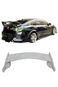 Yüksek performanslı siyah spor otomobil ve karbon fiber spoiler detayları.
