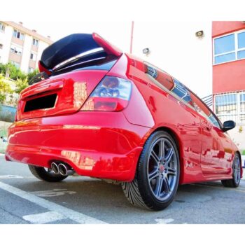 Yüksek performanslı kırmızı hatchback araba, MD Tuning Garaj tarafından modifiye edilmiştir.