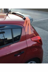 Arka tarafı kırmızı otomobil ve arka camında tilki ve yazı yansıması, MD Tuning Garaj, modifiye ve otomobil hizmetleri, otomobil detayları.
