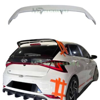 Yarış otomobiline monte edilen ön spoiler, aerodinamik ve sportif görünüm sağlar.
